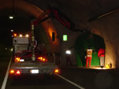 Auflad und Montage von  Tunneltoren