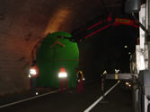 Auflad und Montage von  Tunneltoren